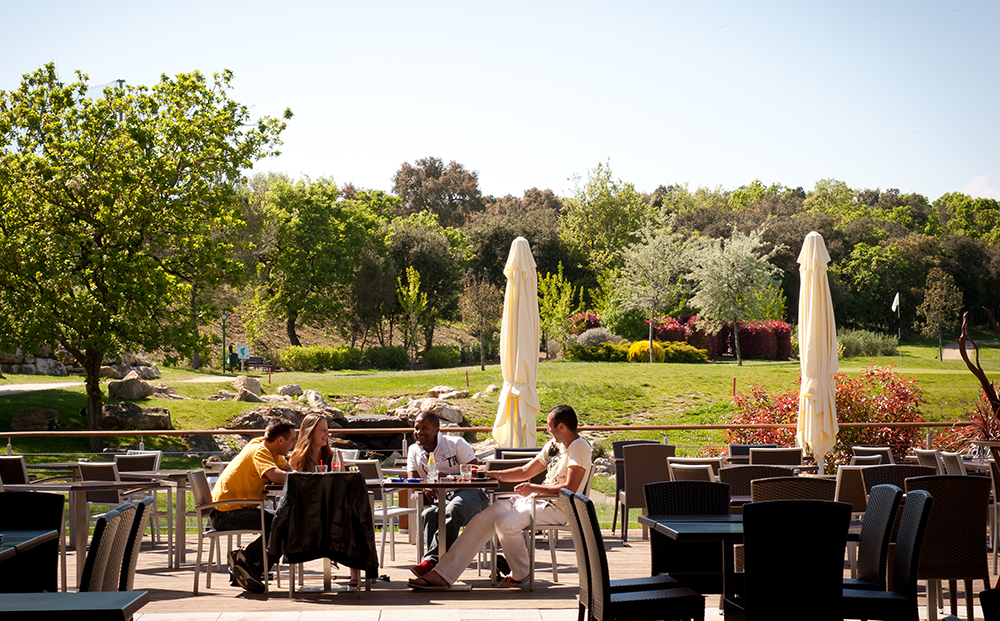 Espace détente sur la terrasse du golf